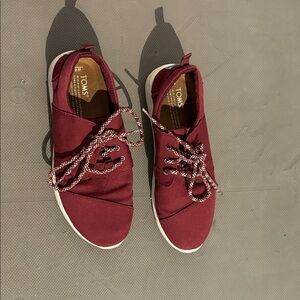 TOMS Burgundy Lace-Up Sneakers Women’s Size 8 – Casual Everyday Comfort Shoes
